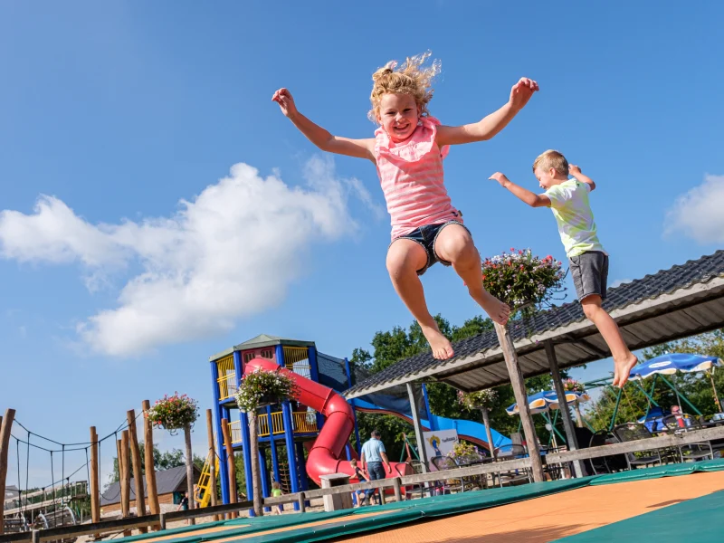 Jongen en meisje op de trampoline bij de Flierefluiter