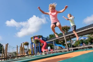 Jongen en meisje op de trampoline bij de Flierefluiter