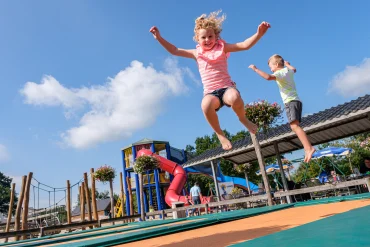 Jongen en meisje op de trampoline bij de Flierefluiter