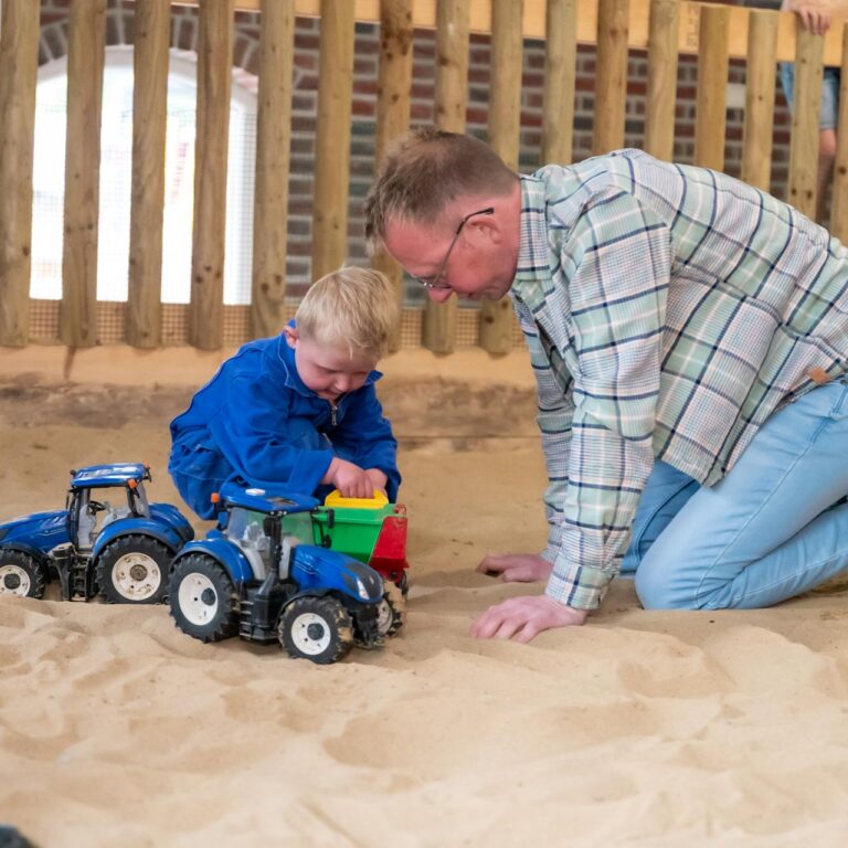 Samen spelen met je papa maakt een dagje spelen bij de Flierefluiter nog leuker!