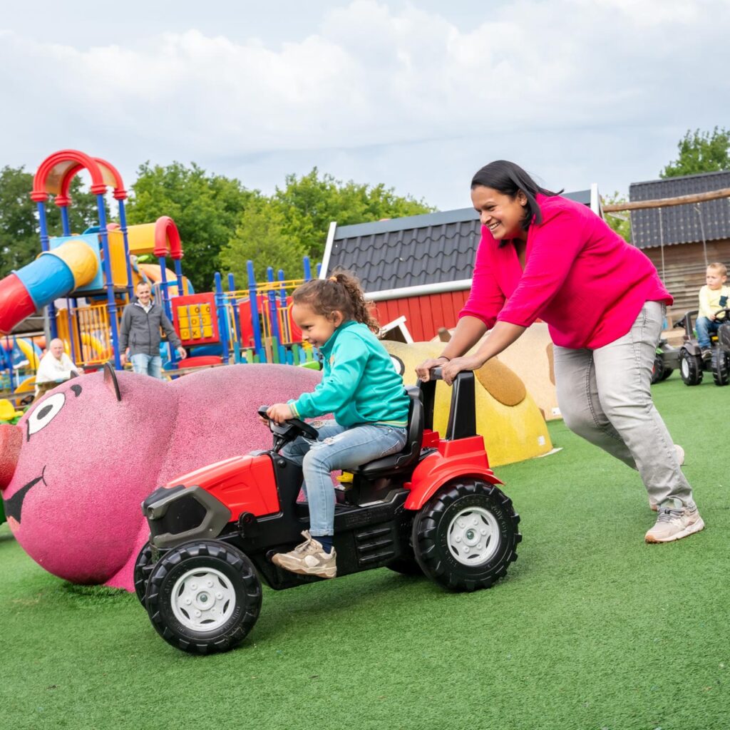De buitenspeeltuin bij Speelpark de Flierefluiter is net zo groot als 6 voetbalvelden bij elkaar!