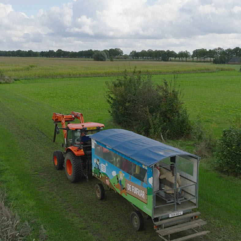 Maak een ritje door de boerenvelden met de fuifkar tijdens het SuperZomer Festival