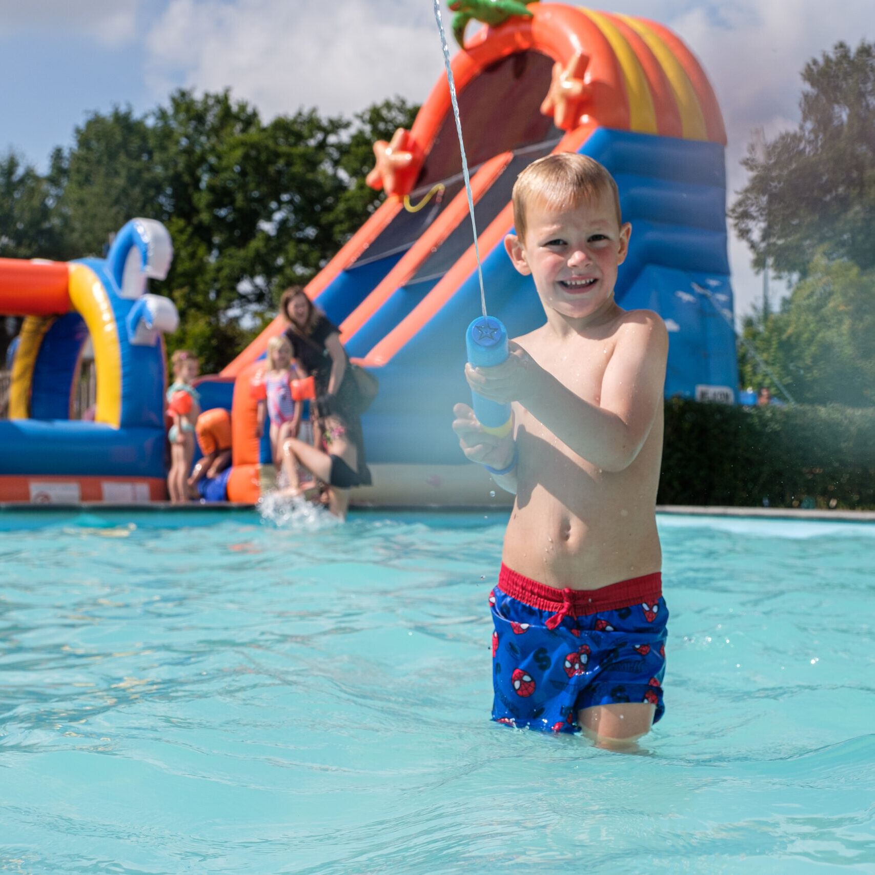 Spetteren en afkoelen doe je in de waterspeeltuin bij de Flierefluiter in Overijssel
